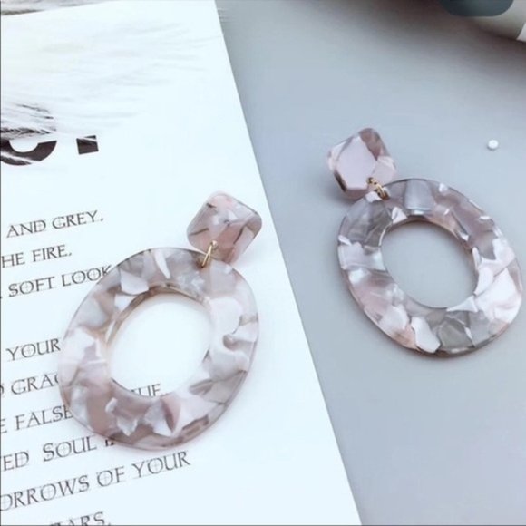 @merfnyc Jewelry - 2/$15-Gray and White Acetate Circular Earring